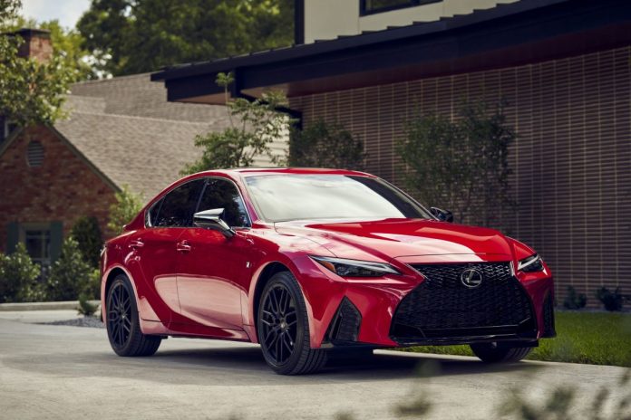 Lexus IS Offers Updated Appearance